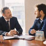 découvrez les différences entre assimilé cadre et agent de maîtrise, ainsi que leur impact sur votre carrière, salaire et retraite pour mieux gérer votre avenir professionnel.