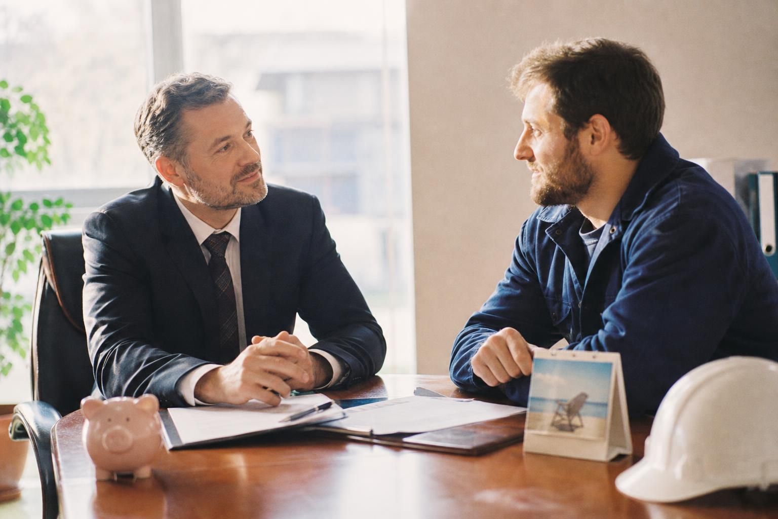 découvrez les différences entre assimilé cadre et agent de maîtrise, ainsi que leur impact sur votre carrière, salaire et retraite pour mieux gérer votre avenir professionnel.