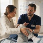 découvrez comment bénéficier d'une formation gratuite et rémunérée d'auxiliaire de vie, les critères d'éligibilité, et les démarches à suivre pour accéder à ce métier porteur.