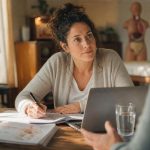 découvrez comment réussir votre reconversion en auxiliaire de vie à 40 ans : conseils pratiques, étapes clés et formations pour vous lancer efficacement dans ce métier porteur.