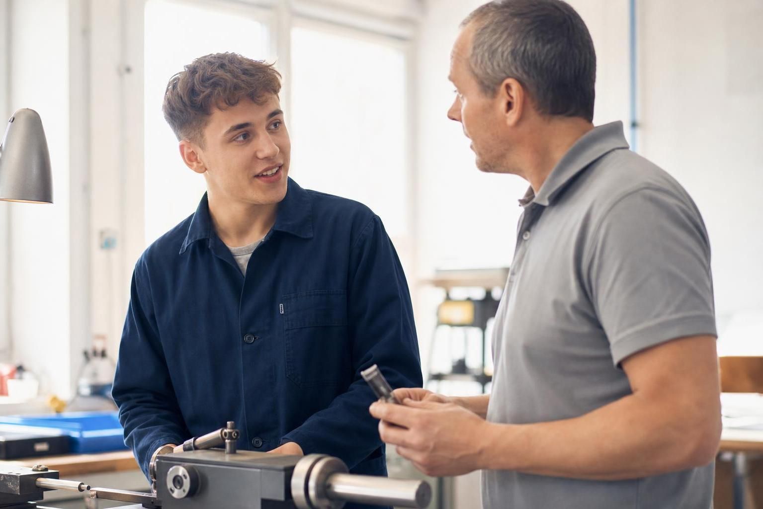 découvrez les différences clés entre le contrat d'apprentissage et le contrat de professionnalisation afin de mieux comprendre leurs avantages pour l'alternant.