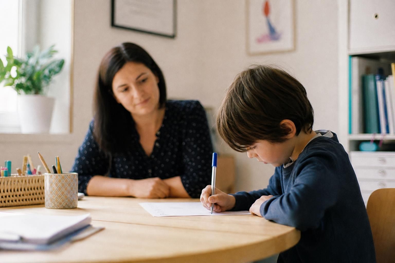 découvrez le rôle d'un graphothérapeute, un professionnel spécialisé dans la rééducation de l'écriture pour améliorer votre écriture et votre bien-être.